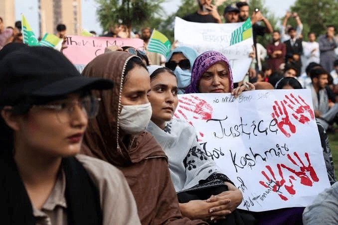 Kashmiri women protesting